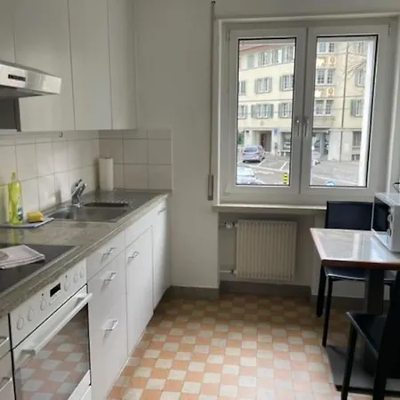 Cozy, Sunny, Center 1 Bedroom Flat *