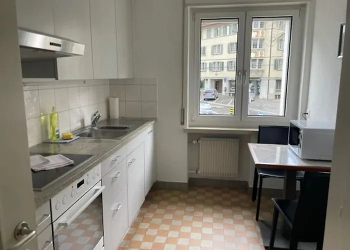 Cozy, Sunny, Center 1 Bedroom Flat *