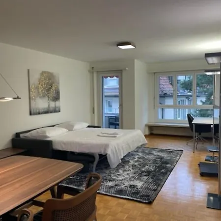 Cozy, Sunny, Center 1 Bedroom Flat 아파트